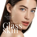 Nawilżająco-rozświetlający żelowy peeling do twarzy z kwasem mlekowym 10%, traneksamowym 2,5% i ektoiną 1% Glass Skin Power Peel 30 ml - Veoli Botanica