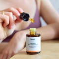 Dzika Róża Serum rozświetlające Geranium, cyprys, witaminy C i E 30 ml - iossi