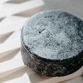 Szampon w kostce miodowo węglowy re-fill 70 g - Miodowa Mydlarnia