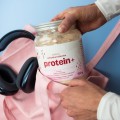 Odżywka białkowa Protein+ o smaku białej czekolady z liofilizowaną truskawką 700 g - Manufaktura Rodziny Sadowskich